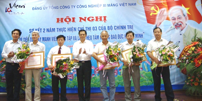 Đại diện các tập thể, cá nhân tiêu biểu nhận Bằng khen của Đảng ủy Khối.