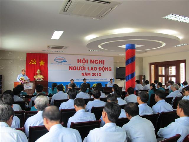 Đối thoại định kỳ tại nơi làm việc do người sử dụng lao động chủ trì, phối hợp với tổ chức đại diện tập thể lao động tại cơ sở thực hiện 3 tháng một lần để trao đổi, thảo luận về các nội dung