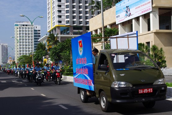 Đoàn viên thanh niên tuần hành qua các tuyến phố hưởng ứng Ngày hội