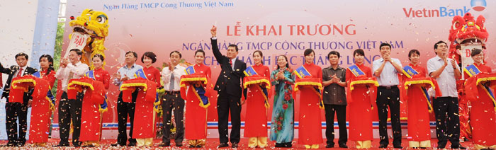 Chủ tịch HĐQT VietinBank cùng các đại biểu kéo khăn phủ biển tên CN Bắc Thăng Long