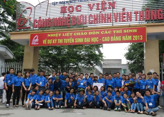 Sinh viên tình nguyện của chiến dịch “Tiếp sức mùa thi” năm 2013