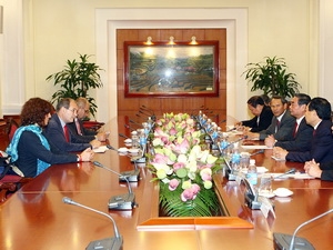 ông Lê Hồng Anh, Ủy viên Bộ Chính trị, Thường trực Ban Bí thư tiếp đoàn đại biểu Đảng Tái lập Cộng sản Italy.