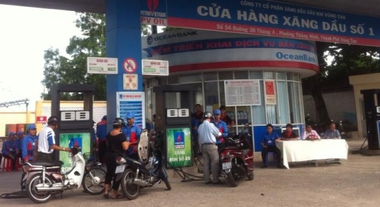 Các thí sinh tham gia phần thi thực hành kỹ năng bán hàng tại cửa hàng xăng dầu