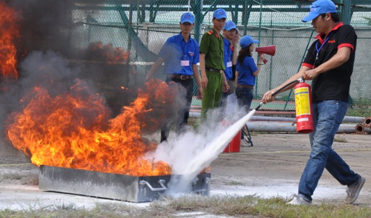 Thí sinh tham gia phần thi thực hành về phòng cháy chữa cháy