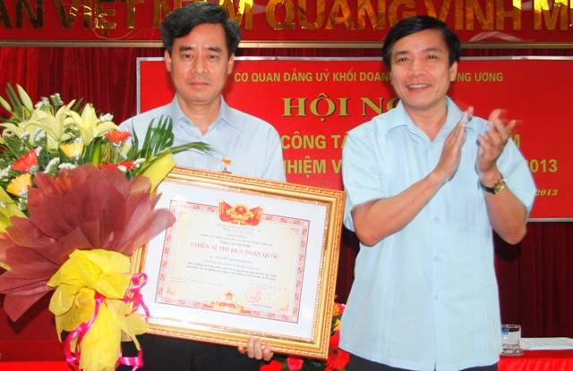 Đồng chí Bùi Văn Cường- Ủy viên dự khuyết Trung ương Đảng, Bí thư Đảng ủy Khối Doanh nghiệp Trung ương đã đến dự và trao tặng danh hiệu Chiến sĩ thi đua toàn quốc cho đồng chí Nguyễn Quang Dương – Phó bí thư Đảng ủy Khối Doanh nghiệp Trung ương, Bí thư đảng ủy Cơ quan Đảng ủy Khối.