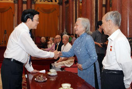 Chủ tịch nước Trương Tấn Sang với các Chiến sĩ Việt Minh thành Hoàng Diệu