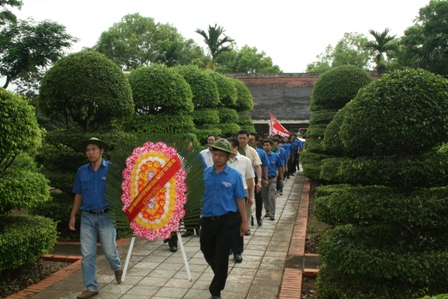 Đoàn viên thanh niên Tập đoàn Vinashin viếng nghĩa trang liệt sỹ Độc Lập