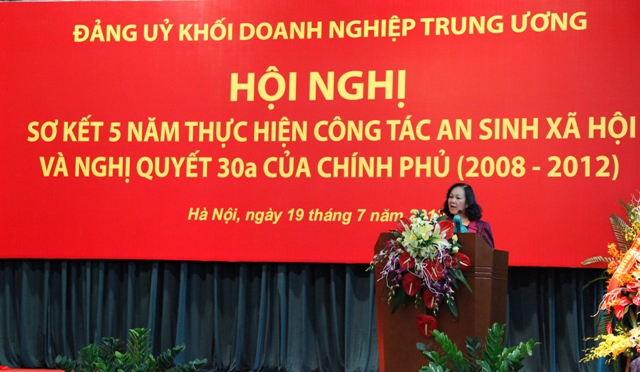 Đồng chí Trương Thị Mai, Ủy viên Trung ương Đảng, Chủ nhiệm Ủy ban các vấn đề xã hội của Quốc hội phát biểu tại Hội nghị