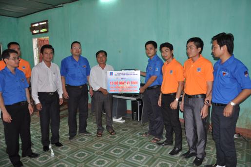 Trao máy tính tại Quảng Bình