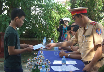 Việc quy định tước quyền sử dụng giấy phép, chứng chỉ hành nghề có thời hạn đối với hành vi VPHC phải trên cơ sở các căn cứ.