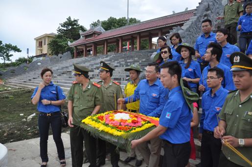 Thả hoa bên sông Thạch Hãn