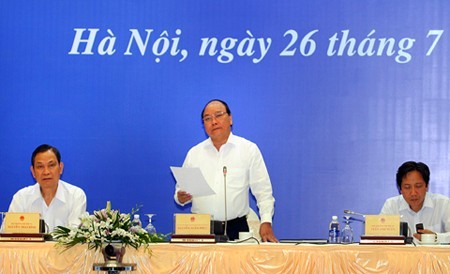 Phó Thủ tướng Nguyễn Xuân Phúc chủ trì Hội nghị trực tuyến toàn quốc về đẩy mạnh cải cách chế độ công vụ, công chức sáng 26/7.