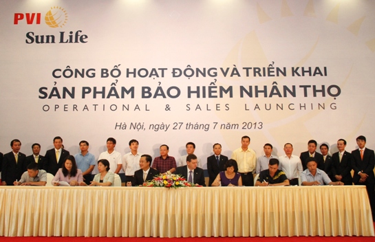 Tại buổi lễ cũng diễn ra lễ kí kết những hợp đồng bảo hiểm đầu tiên của gói Bảo Nhân Trí với các khách hàng danh dự đầu tiên.