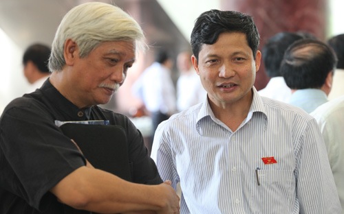 Hai đại biểu Dương Trung Quốc (bên trái) và Vũ Viết Ngoạn trong giờ giải lao bên hành lang Quốc hội