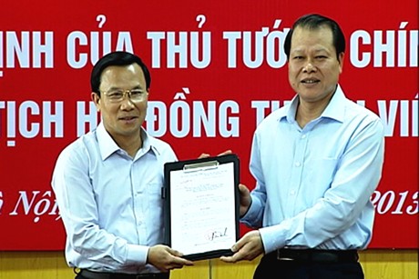 Phó Thủ tướng Vũ Văn Ninh trao Quyết định bổ nhiệm Chủ tịch HĐTV SCIC cho Thứ trưởng Bộ Tài chính Trần Văn Hiếu, chiều 5/8