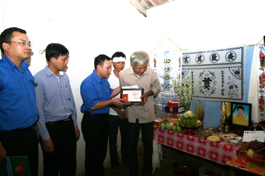 Thừa ủy quyền của Ban Bí thư Trung ương Đoàn, đồng chí Hồ Xuân Trường, Ủy viên BTV, Bí thư Đoàn Khối Doanh nghiệp Trung ương đã truy tặng huy hiệu “Tuổi trẻ dũng cảm” cho gia đình của đoàn viên Trần Hữu Hiệp