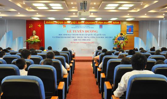 Trao phần thưởng cho các em học sinh đạt thành tích cấp quốc tế, quốc gia và tỉnh, thành phố năm học 2012 - 2013 