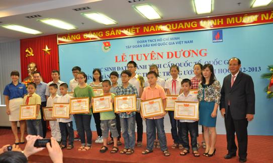 Nhiều phần thưởng xứng đáng và kịp thời giành tặng cho các em học sinh giỏi