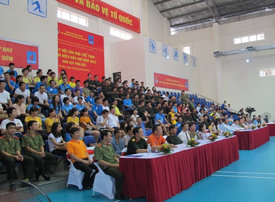 Các đại biểu và vận động viên tham dự buổi lễ