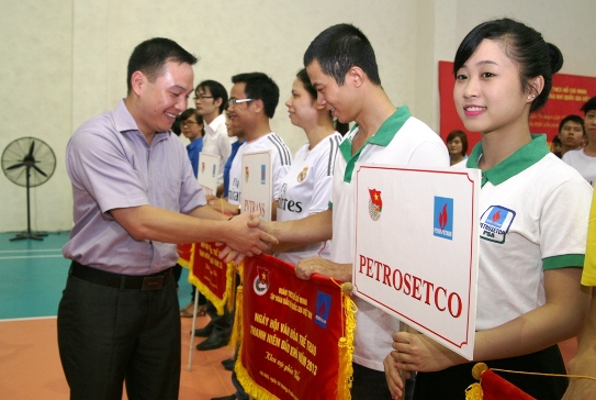 Lãnh đạo Đoàn TNCS Hồ Chí Minh, Bộ Tư lệnh Cảnh vệ, Đoàn khối Doanh nghiệp Trung ương, Tập đoàn Dầu khí Việt Nam, Đoàn Tập đoàn đã tặng hoa, cờ lưu niệm cho các đơn vị tham gia ngày hội