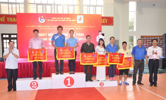 Đại diện lãnh đạo Bộ Tư lệnh Cảnh vệ, Đảng ủy Tập đoàn và Đoàn Tập đoàn trao giải cho các đội đạt giải nhất, nhì, ba, khuyến khích