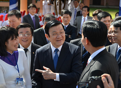 Chủ tịch nước Trương Tấn Sang trò chuyện cùng thầy, trò Trường THPT Bùi Thị Xuân, sáng 3/9.