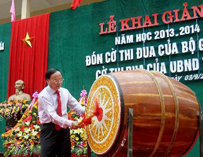 Đồng chí Tô Huy Rứa đánh trống khai giảng năm học mới tại Trường THPT Quảng Xương I, Quảng Xương, Thanh Hóa, ngày 3/9