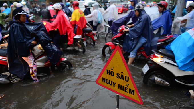 Thành ủy và UBND TPHCM vừa ban hành quyết định tạm đình công tác đối với lãnh đạo 4 doanh nghiệp khối dịch vụ công ích thành phố do có nhiều sai phạm về thực hiện chế độ, chính sách đối với người lao động và chi tiền lương