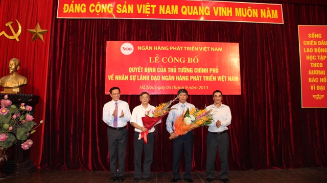 Đồng chí Trần Xuân Hà - Thứ trưởng Bộ Tài chính và đồng chí Nguyễn Văn Ngọc - Phó Bí thư Đảng ủy Khối Doanh nghiệp Trung ương trao Quyết định của Thủ tướng Chính phủ cho hai đồng chí được bổ nhiệm