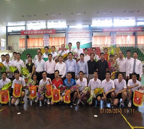 Các vận động viên chụp hình lưu niệm với Lãnh đạo Đảng ủy Khối Doanh nghiệp Trung ương