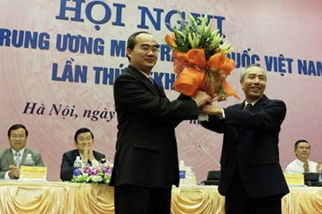 Nguyên Chủ tịch Ủy ban Trung ương MTTQ Việt Nam Huỳnh Đảm chúc mừng ông Nguyễn Thiện Nhân.