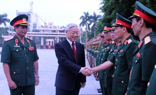 Tổng Bí thư nhấn mạnh, trong khi đặt lên hàng đầu nhiệm vụ phát triển kinh tế, xây dựng đất nước, chúng ta không được một phút lơ là nhiệm vụ quốc phòng, an ninh, bảo vệ Tổ quốc