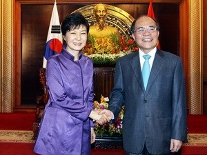 Chủ tịch Quốc hội Nguyễn Sinh Hùng tiếp Tổng thống Hàn Quốc Park Geun Hye.