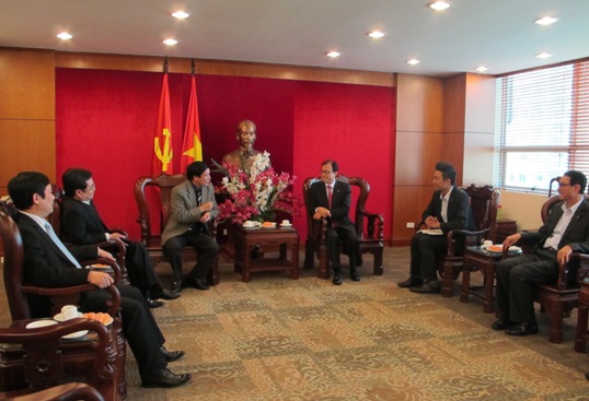 Đồng chí Bùi Văn Cường - Ủy viên dự khuyết BCH Trung ương Đảng, Bí thư Đảng ủy Khối doanh nghiệp Trung ương hội đàm với ông Lee Soonwoo - Chủ tịch Tập đoàn Tài chính Woori kiêm Tổng Giám đốc Woori Bank (Hàn Quốc) 