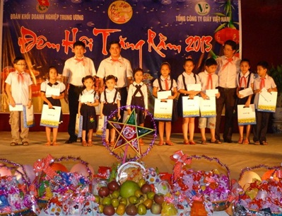 Đồng chí Vũ Đức Tú, Phó Bí thư Đoàn Khối trao học bổng cho các em thiếu nhi có hoàn cảnh khó khăn đạt thành tích xuất sắc trong học tập tại “Đêm hội trăng rằm”