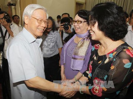 Tổng Bí thư Nguyễn Phú Trọng với các đại biểu.