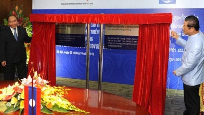 Phó Thủ tướng Việt Nam Nguyễn Xuân Phúc và Phó Thủ tướng Chính phủ Lào Somsavat Lengsavat dự lễ khai trương hai chi nhánh mới của BIDV