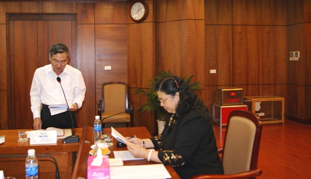 Đồng chí Mai Trực, Ủy viên Trung ương Đảng, Phó Chủ nhiệm UBKTTW công bố Dự thảo Báo cáo....