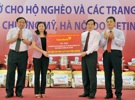 Bộ trưởng Nguyễn Bắc Son và Chủ tịch HĐQT VietinBank Phạm Huy Hùng trao tài trợ cho huyện Chương Mỹ