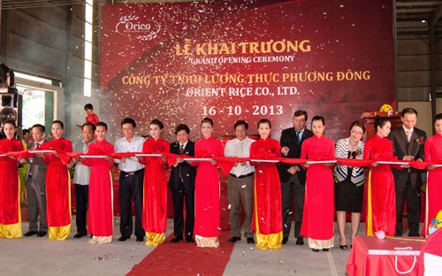 Đại diện lãnh đạo các bộ ngành, tỉnh Đồng Tháp cùng Vinafood1 và LDC cắt băng khai trương công ty ngày 16/10