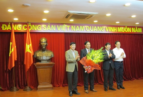 Trao quyết định cho Trưởng ban Dân vận Đảng ủy Khối