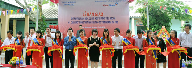 Lễ cắt băng khánh thành, bàn giao các công trình an sinh xã hội