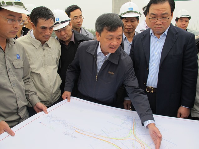 Chủ tịch Tổng Công ty Phát triển Hạ tầng và Đầu tư Tài chính Việt Nam (VIDIFI) Đào Văn Chiến, đại diện chủ đầu tư đường cao tốc Hà nội - Hải phòng giới thiệu với Phó Thủ tướng Hoàng Trung Hải