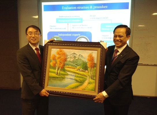 Hai bên tặng quà lưu niệm