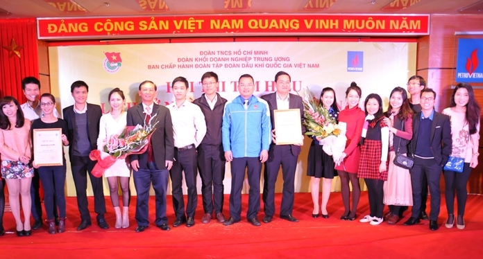 Ban tổ chức trao giải Nhất cho 2 đội xuất sắc