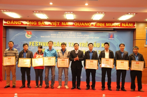 Đồng chí Vũ Đức Tú, Phó bí thư Đoàn Khối Doanh nghiệp Trung ương trao bằng khen của Trung ương Đoàn cho các tập thể