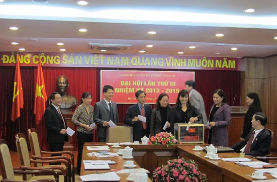 Các đảng viên Chi bộ Trung tâm Bồi dưỡng Chính trị bỏ phiếu bầu Bí thư,Phó Bí thư và Chi ủy nhiệm kỳ 2013 - 2015. 