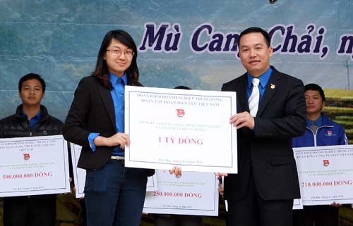 Trao biển đăng ký tình nguyện an sinh xã hội