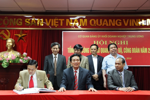 Đại diện các ban, đơn vị ký Giao ước thi đua năm 2014.