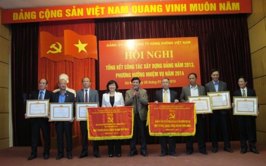 Tặng Cờ của Đảng ủy Khối doanh nghiệp Trung ương cho 2 tổ chức cơ sở đảng đạt tiêu chuẩn “Trong sạch, vững mạnh” tiêu biểu 5 năm liền